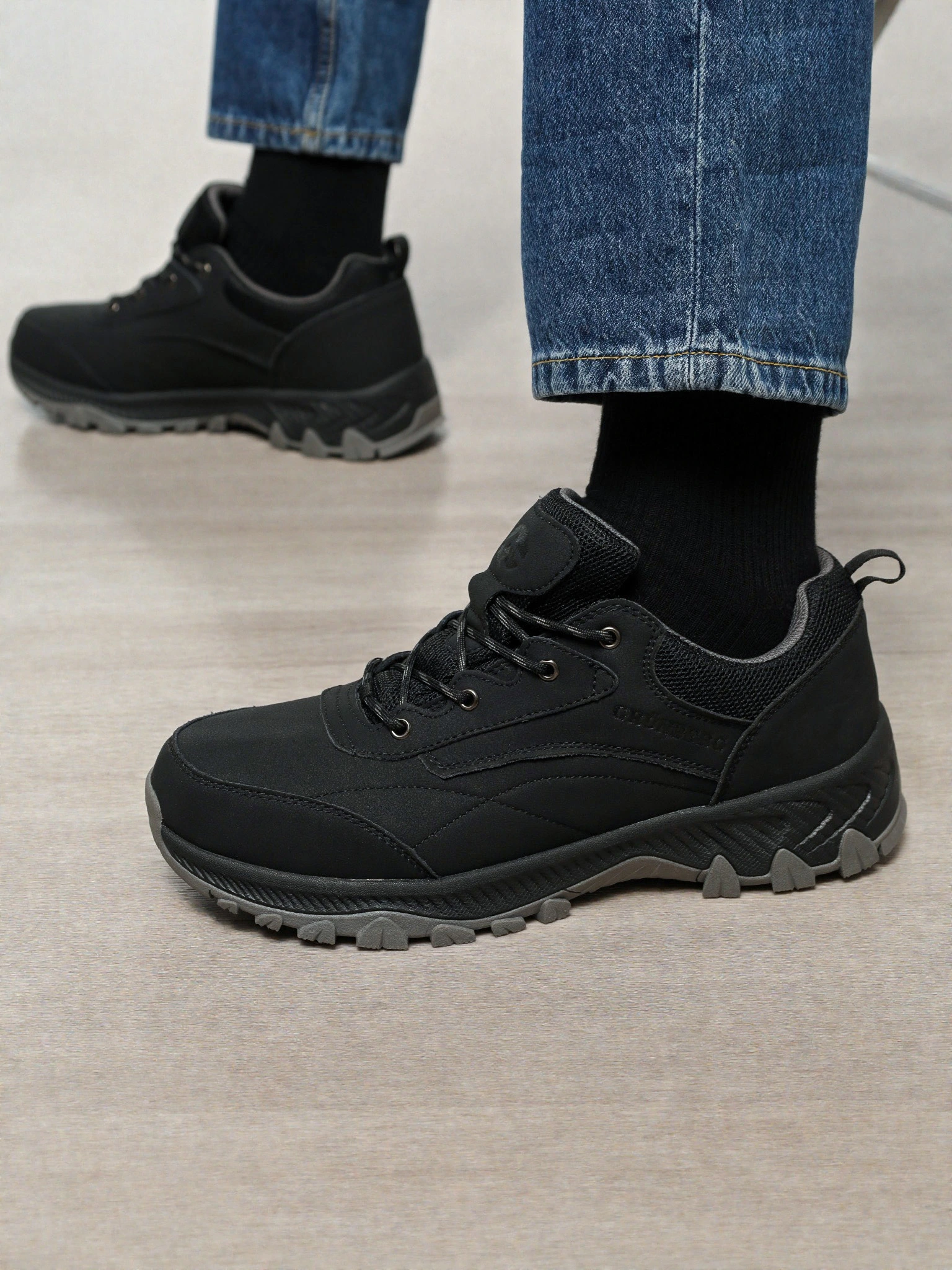 Кроссовки комбинированные черного цвета на рельефной подошве